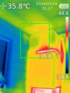 Obraz z kamery termowizyjnej podczas badania budynku